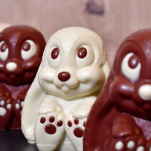 Osterhasen aus weisser und Milchschokolade. Das Foto stammt von Chani Schoggi.