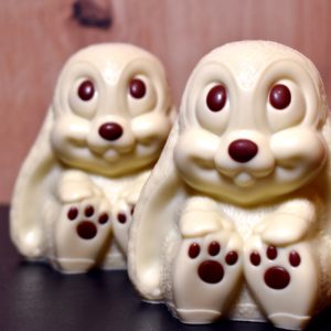 Weisse Osterhasen "Mamma Mia", von Hand gegossen von Chani Schoggi in Luzern.