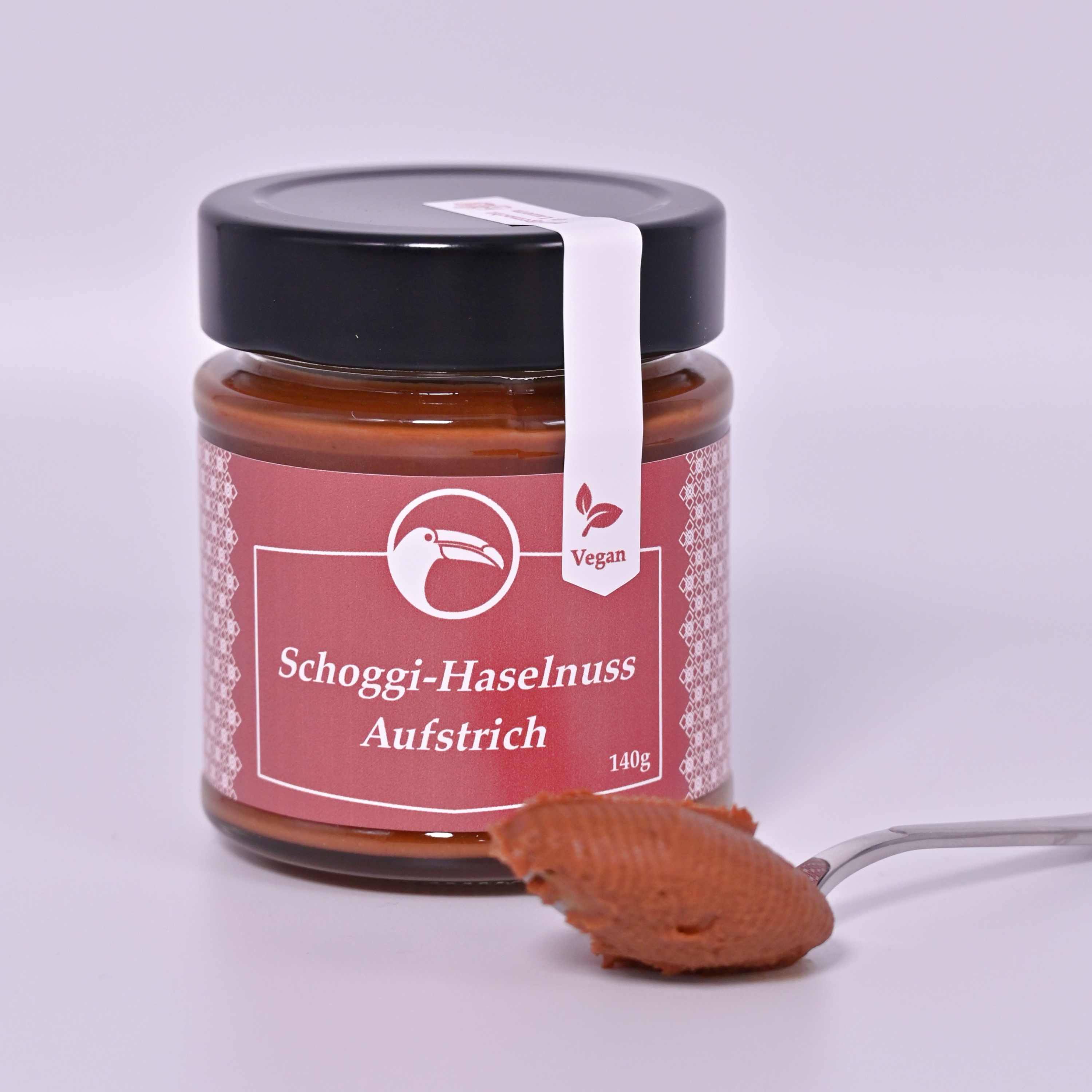 Schokoladen-Haselnuss-Aufstrich aus gerösteten Haselnüssen und Edelkakao aus Peru, gemahlen im Granitstein-Melangeur. Handwerklich hergestellt von Chani Schoggi in Luzern.