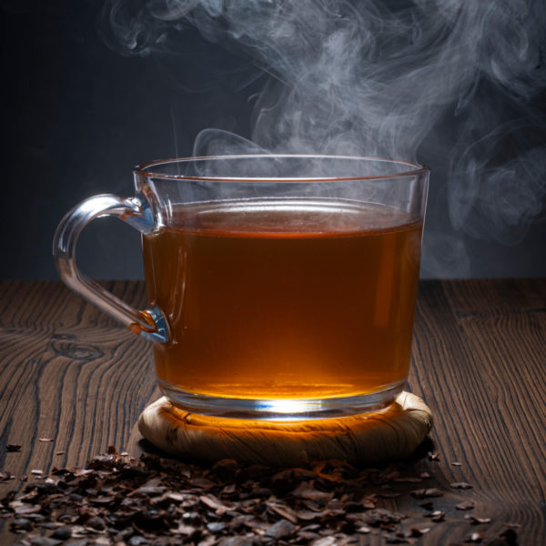 Eine Tasse Kakaoschalentee aus den Schalen der Kakaobohnen | Bean to Bar Schokoladenmanufaktur Chani Schoggi aus Ebikon