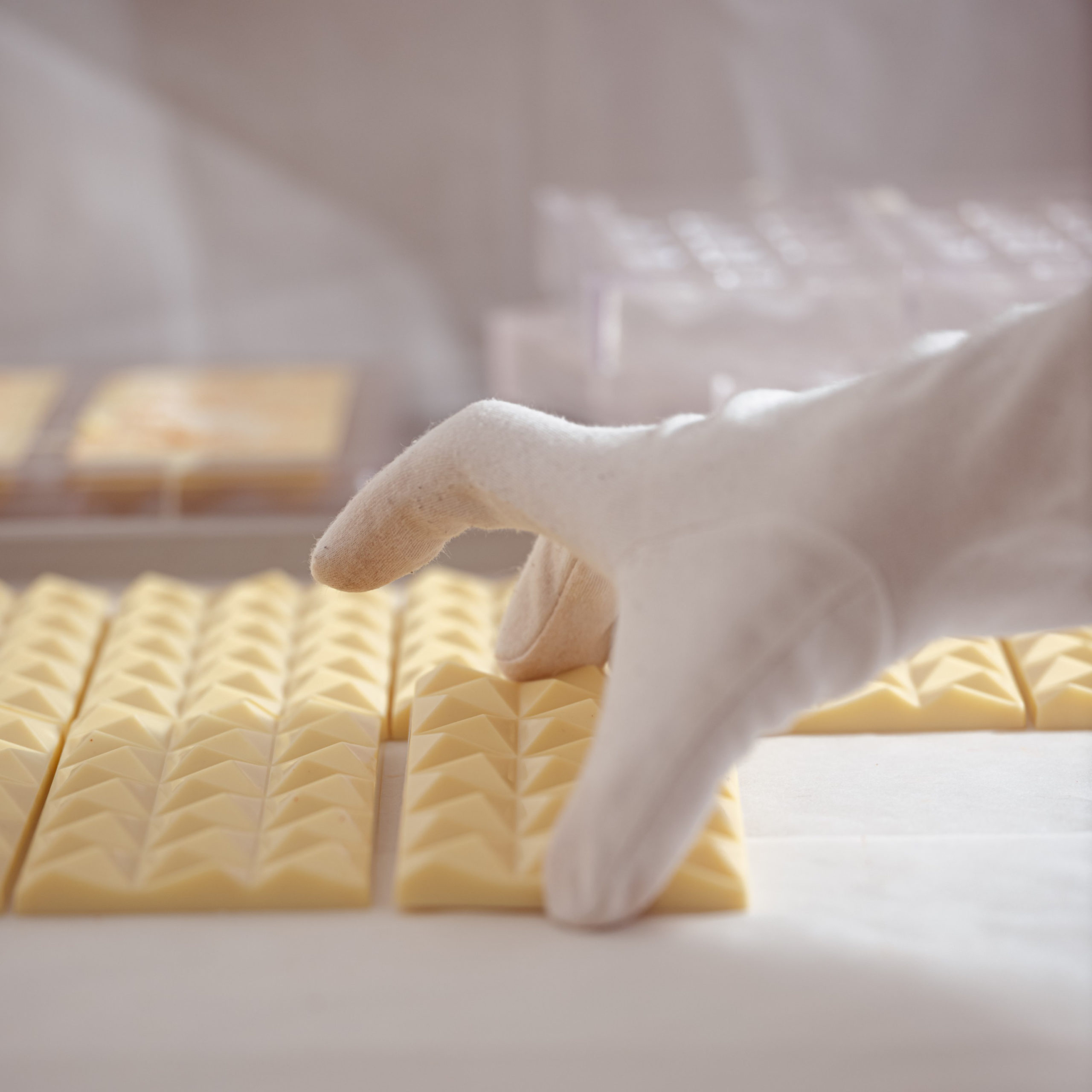 Weisse Schokoladentafeln in der Bean to Bar Schokoladenmanufaktur Chani Schoggi aus Luzern