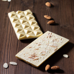 Weisse Schokolade mit gerösteten Mandelsplittern und Kokosnuss von Chani Schoggi - Bean to Bar Schokolade aus Luzern