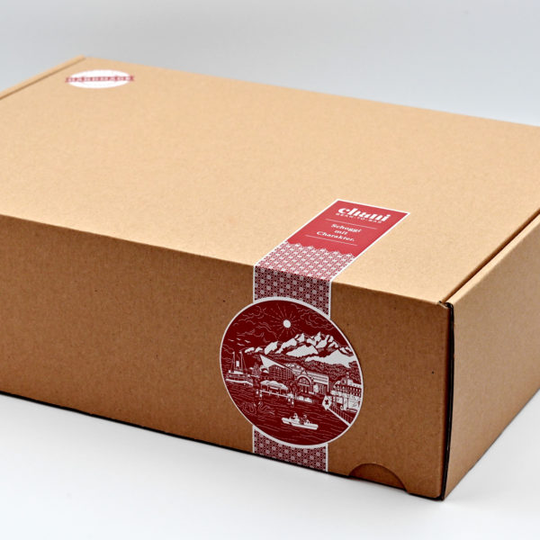 Eine Geschenkbox voller Schoggi-Spezialitäten zum Versenden als feines Schokoladengeschenk. Hergestellt von Chani Schoggi KLG in Ebikon/Luzern.