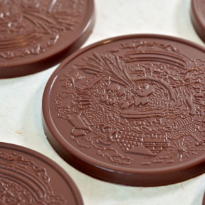 RonTaler gross (80g) | Chani Schoggi Der RonTaler ist ein Schoggitaler aus Bean-to-Bar Schokolade. Handwerklich hergestellt von Chani Schoggi, der Schokoladenmanufaktur im Rontal.