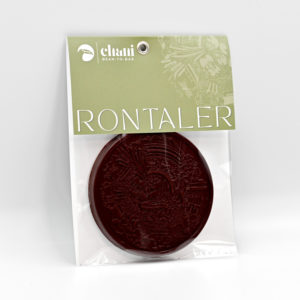 Der RonTaler ist ein Schoggitaler aus Bean-to-Bar Schokolade. Handwerklich hergestellt von Chani Schoggi, der Schokoladenmanufaktur im Rontal.