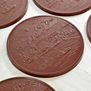 Der Luzerner Taler ist ein Schoggitaler aus Bean-to-Bar Schokolade. Handwerklich hergestellt von Chani Schoggi, der Schokoladenmanufaktur im Rontal.