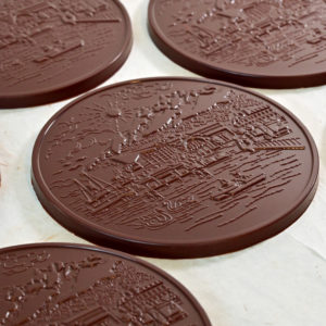 Der Luzerner Taler ist ein Schoggitaler aus Bean-to-Bar Schokolade. Handwerklich hergestellt von Chani Schoggi, der Schokoladenmanufaktur im Rontal.