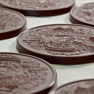 RonTaler gross (80g) | Chani Schoggi Der RonTaler ist ein Schoggitaler aus Bean-to-Bar Schokolade. Handwerklich hergestellt von Chani Schoggi, der Schokoladenmanufaktur im Rontal.