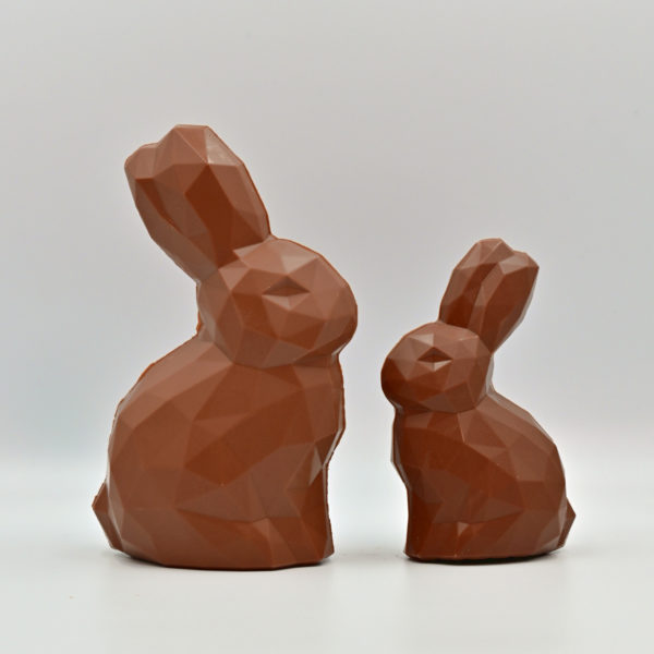 Handgemachter, moderner Osterhase (Polly) aus Bean-to-Bar Schokolade. Handwerklich hergestellt in Luzern mit Edelkakao aus nachhaltigem Anbau. Hergestellt von Chani Schoggi KLG in Ebikon/Luzern.