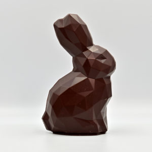 Handgemachter, moderner Osterhase (Polly) aus Bean-to-Bar Schokolade. Handwerklich hergestellt in Luzern mit Edelkakao aus nachhaltigem Anbau. Hergestellt von Chani Schoggi KLG in Ebikon/Luzern.
