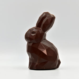 Handgemachter, moderner Osterhase (Polly) aus Bean-to-Bar Schokolade. Handwerklich hergestellt in Luzern mit Edelkakao aus nachhaltigem Anbau. Hergestellt von Chani Schoggi KLG in Ebikon/Luzern.