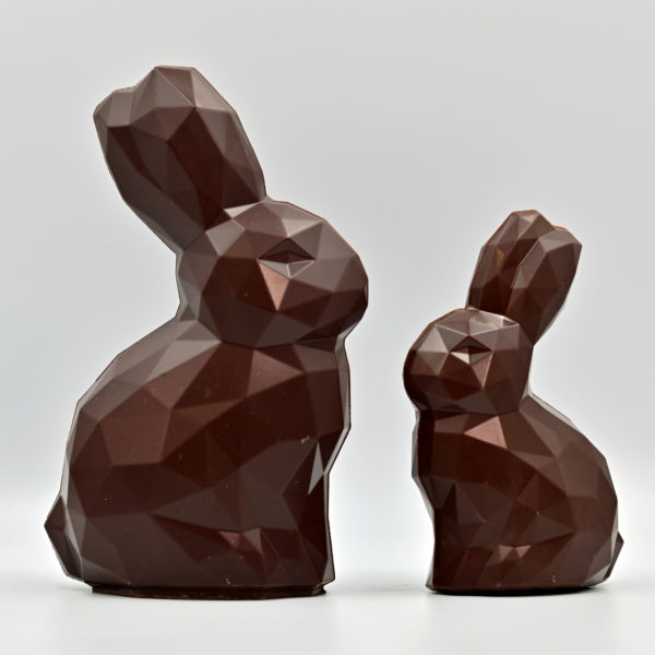Handgemachter, moderner Osterhase (Polly) aus Bean-to-Bar Schokolade. Handwerklich hergestellt in Luzern mit Edelkakao aus nachhaltigem Anbau. Hergestellt von Chani Schoggi KLG in Ebikon/Luzern.