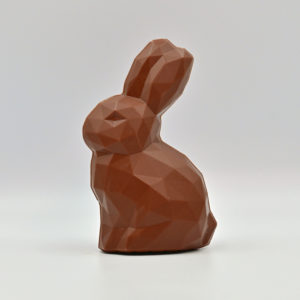 Handgemachter, moderner Osterhase (Polly) aus Bean-to-Bar Schokolade. Handwerklich hergestellt in Luzern mit Edelkakao aus nachhaltigem Anbau. Hergestellt von Chani Schoggi KLG in Ebikon/Luzern.