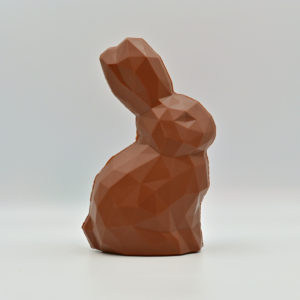Handgemachter, moderner Osterhase (Polly) aus Bean-to-Bar Schokolade. Handwerklich hergestellt in Luzern mit Edelkakao aus nachhaltigem Anbau. Hergestellt von Chani Schoggi KLG in Ebikon/Luzern.