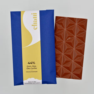 Bean-to-Bar Schokoladentafel Milchschokolade Öko Caribe 44% mit Kakao aus der Dominikanischen Republik. Handwerklich hergestellt von Chani Schoggi, der Schokoladenmanufaktur in Luzern.