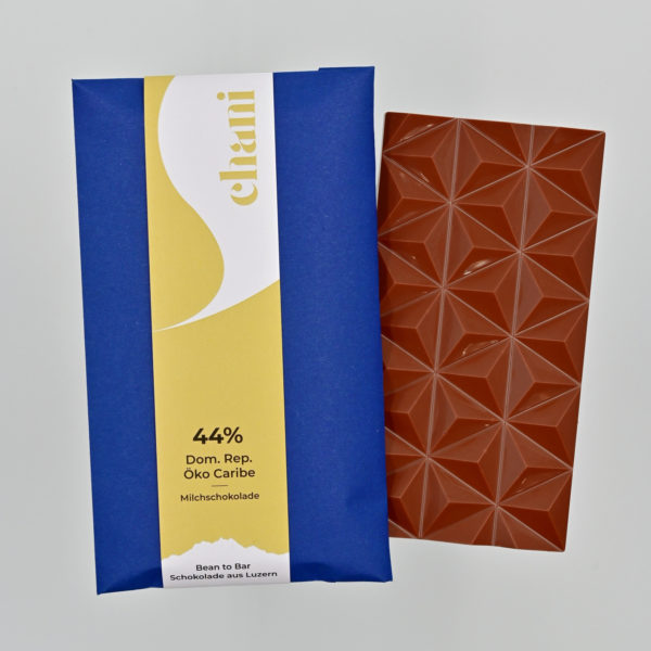 Bean-to-Bar Schokoladentafel Milchschokolade Öko Caribe 44% mit Kakao aus der Dominikanischen Republik. Handwerklich hergestellt von Chani Schoggi, der Schokoladenmanufaktur in Luzern.