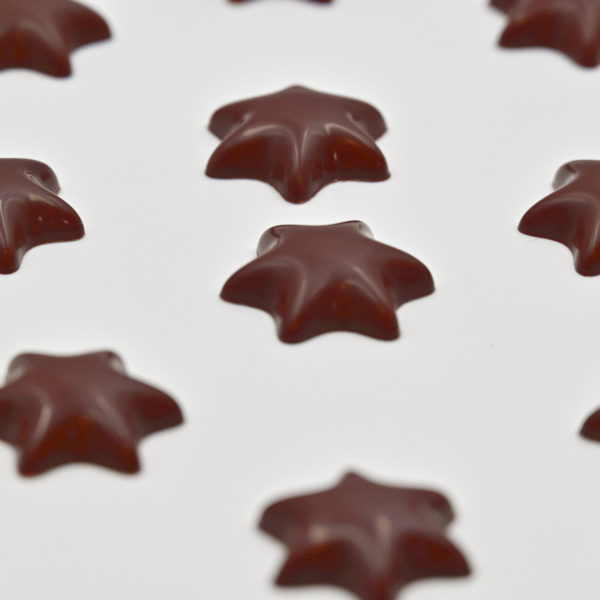 Ein ganzer Sternenhimmel aus Schoggi: ca. 40 kleine, handgemachte Sterne aus dunkler Schokolade – ideal zum Verschenken oder selber Geniessen.