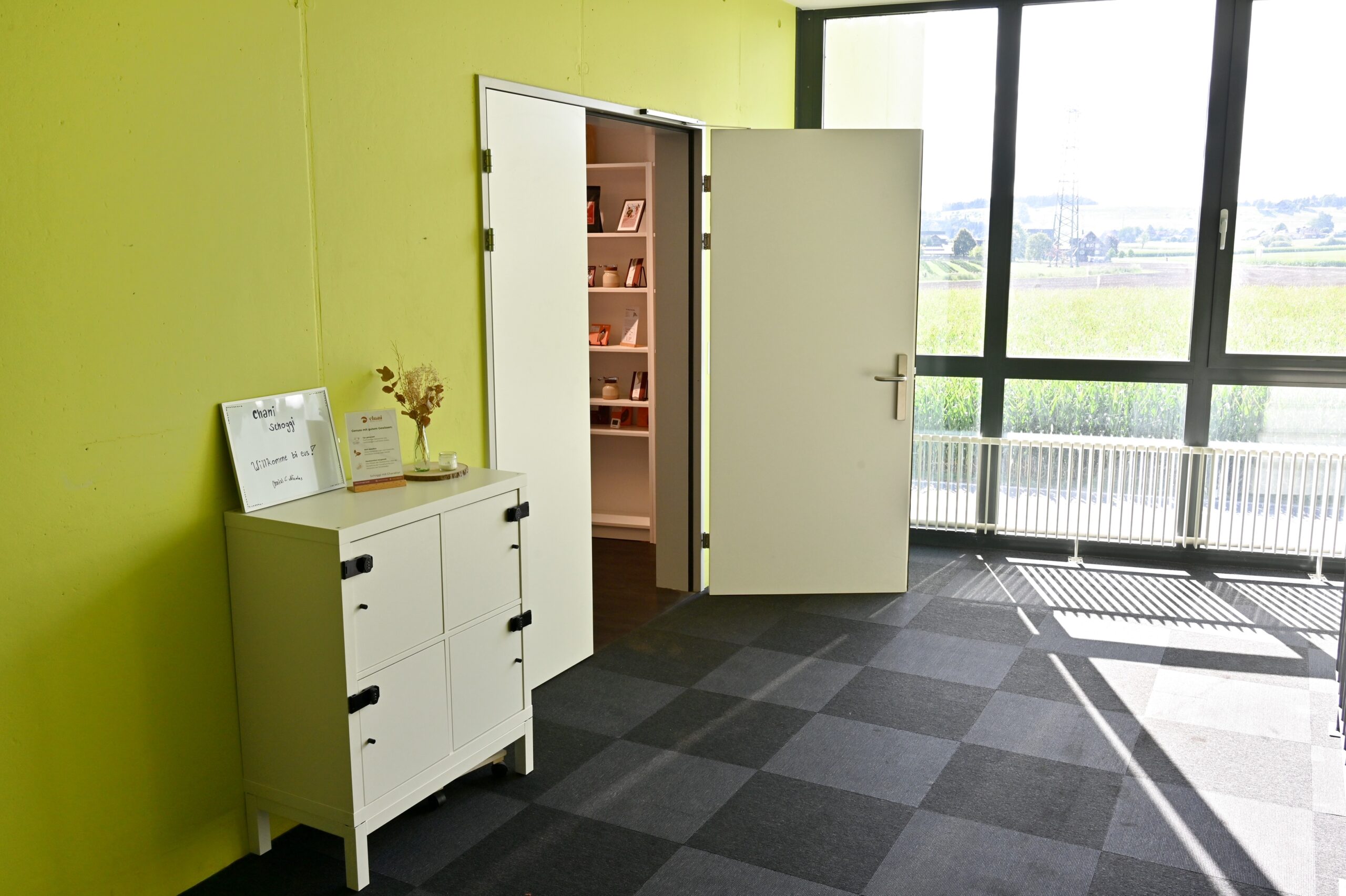 Abholfach im 1. OG der Schokoladenmanufaktur Chani Schoggi GmbH in Inwil zur Abholung von Online-Shop Bestellungen.